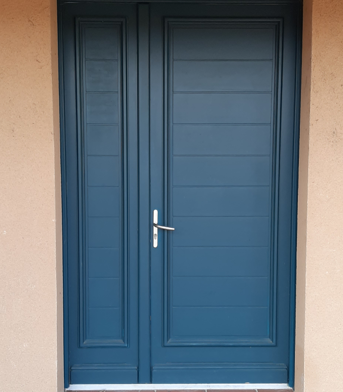 Porte en bois installée par Structur Alu David Solera, menuiserie artisanale et finition naturelle.